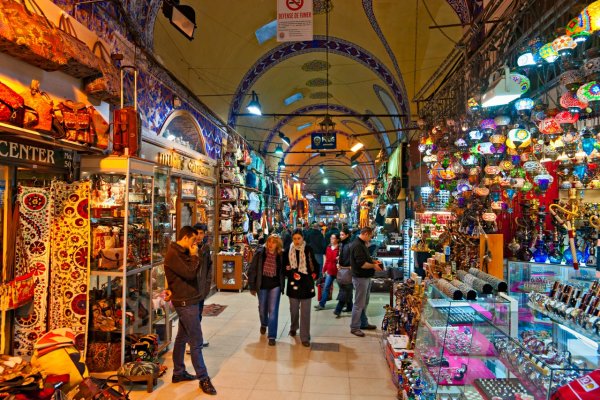 В канун Рамадана товары на рынке в Стамбуле стали бесплатными