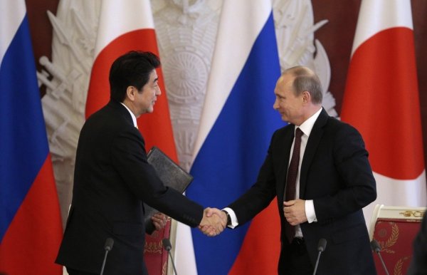 Премьер-министр Японии намерен встретиться с лидером России для обсуждения мирного договора