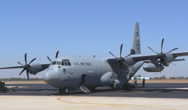 С-130 пролетел в метре над солдатами Саудовской Аравии