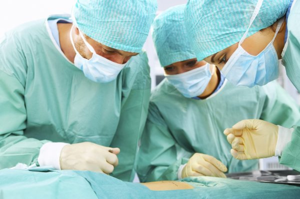 Во Франции хирурги успешно трансплантировали трахею