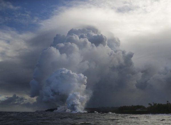 Над Гавайями образовалось токсичное облако из-за выброса лавы в океан
