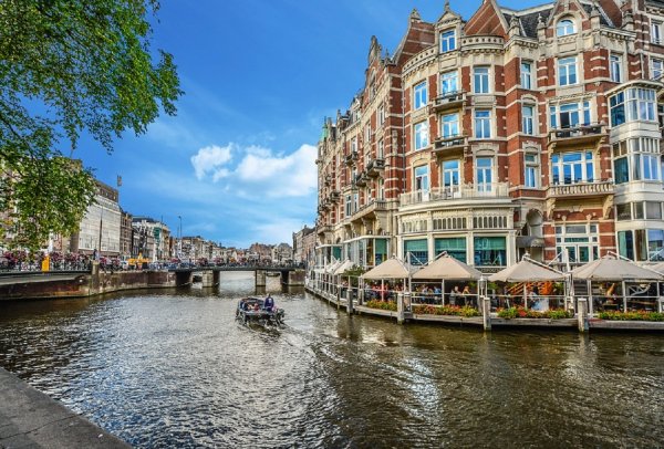 В Амстердаме пьяный британец погиб при попытке справить нужду в канал