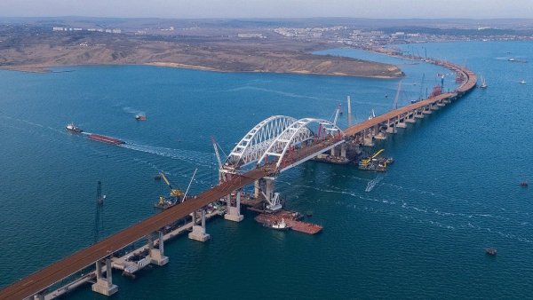 Митрополит Платон освятил Крымский мост во время морского крестного хода
