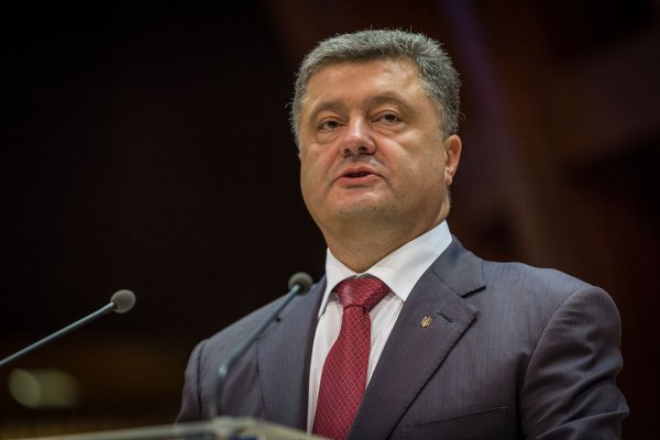 Порошенко поручил предоставить «убитому» журналисту Бабченко и его семье охрану