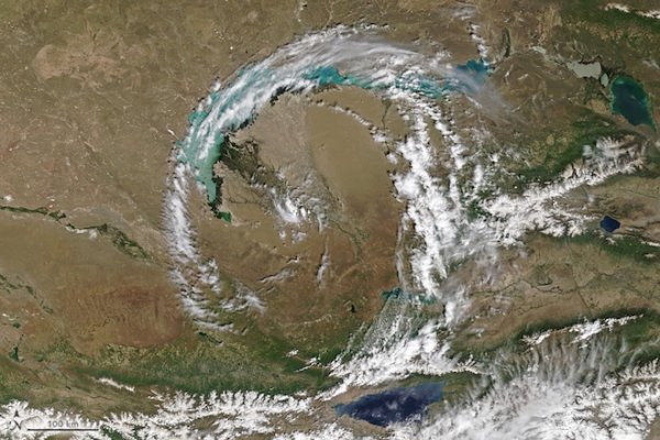 Над озером в Казахстане заметили идеальное облачное кольцо