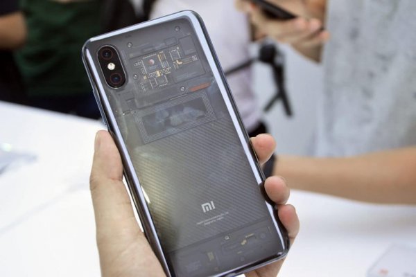 Задняя прозрачная панель Xiaomi Mi 8 Explorer Edition оказалась обманом