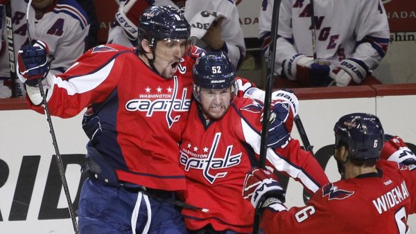 Хоккеисты из Washington Capitals застряли в самолете на два часа из-за грозы