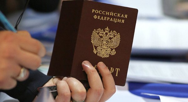 В Петербурге чиновник порвал паспорт в суде, чтобы избежать ареста