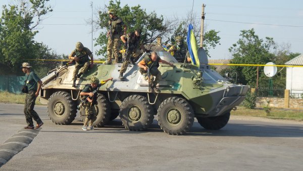 Прилепин: США заставляют Порошенко атаковать Донбасс перед ЧМ-2018