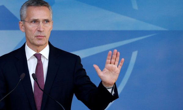 Столтенберг: НАТО не хочет изолировать Россию, но санкции отменять не станет