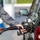 В Москве впервые с начала марта начал дешеветь бензин.