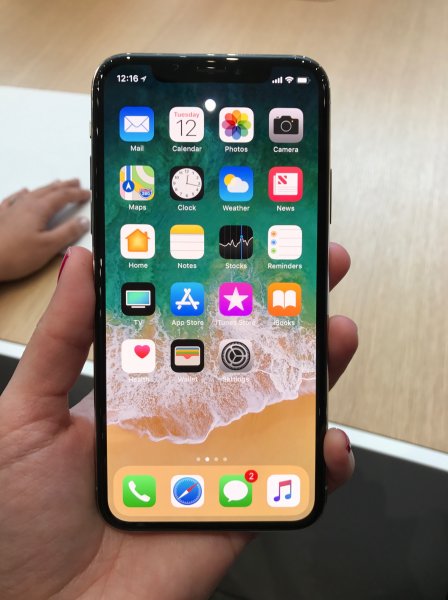 В магазине на витрине блогер нашёл 2 бракованных iPhone X