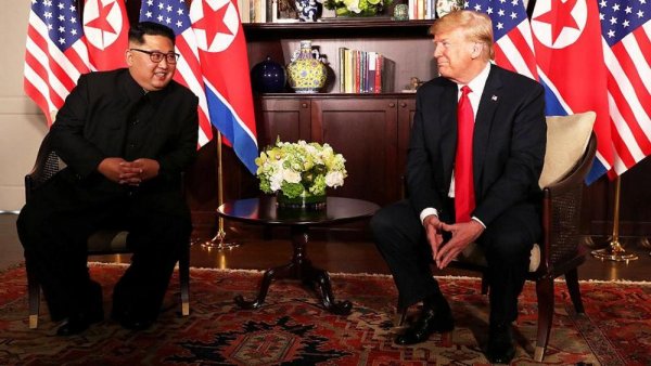 Дональд Трамп и Ким Чен Ын закончили встречу с глазу на глаз