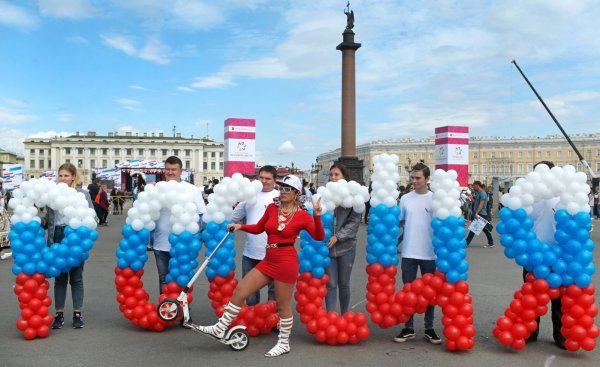 В Петербурге пронесли воздушные шары в форме слова «Россия»