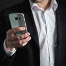 На Урале судебные приставы изъяли смартфон у чиновника за долги