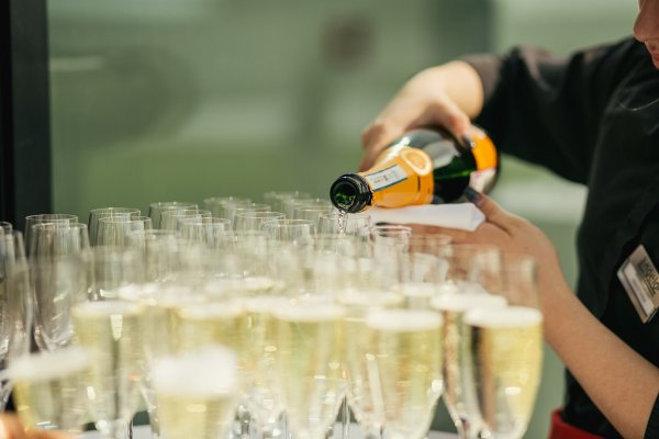 Золотые билеты и шампанское: как болеют фанаты футбола VIP-статуса