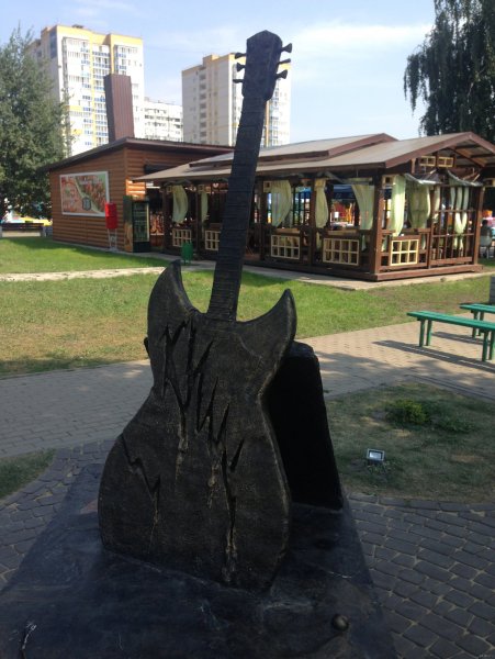 В Воронеже разобрали памятник Горшку, разрушенный вандалами