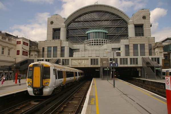 В Лондоне арестовали мужчину, который угрожал взорвать вокзал Чаринг-Кросс
