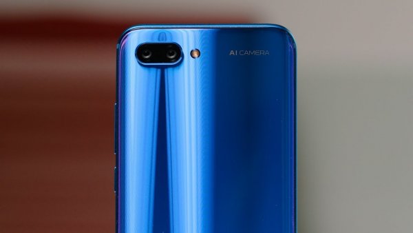 Смартфон Honor 10 на 64 Гб упал в цене на 15% в России