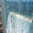 В Китае на небоскребе создали искусственный 108-метровый водопад