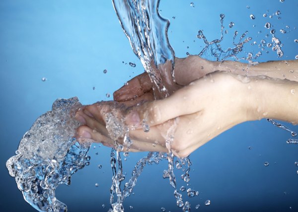 Аквагенная уртикария: Страдающая аллергией на воду американка рассказала о своих мучениях