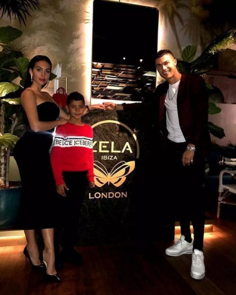 Роналду развлекался на ночном свидании с малолетним сыном
