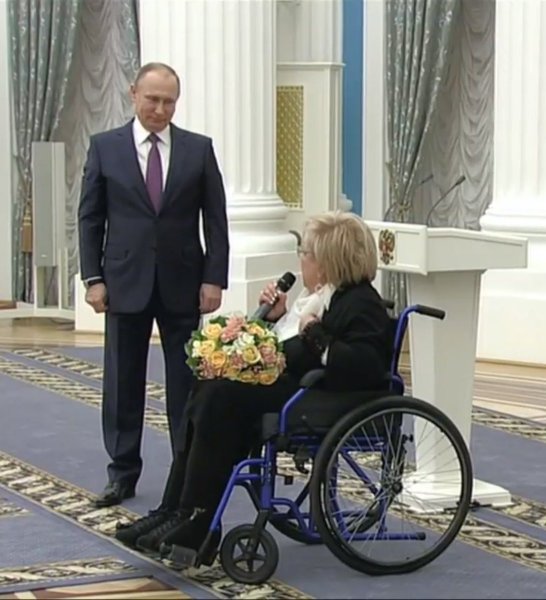 Владимир Путин поздравил Галину Волчек с юбилеем в театре «Современник»